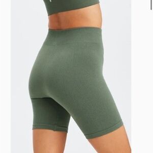 Fabletics | Cloud Seamless High-Waisted 7" Short